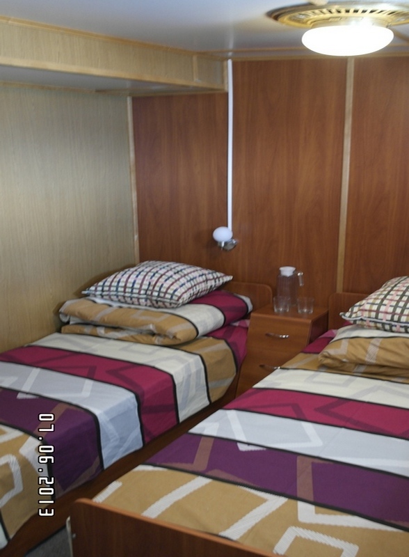 Двухместная каюта на нижней палубе с удобствами (две односпальные кровати) теплоход 