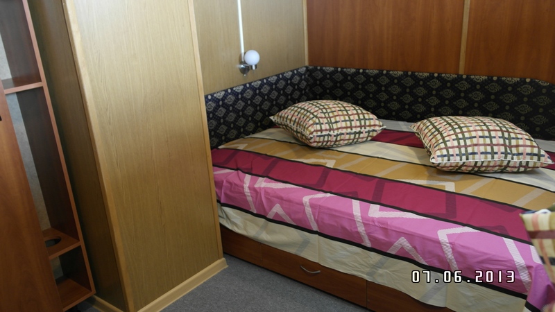 Двухместная каюта на нижней палубе с удобствами (двухспальная кровать) теплоход 