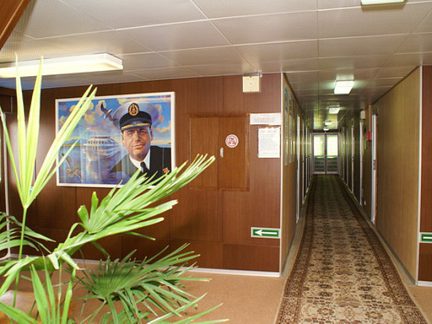 Холл на средней палубе теплоход "Капитан Пушкарев"